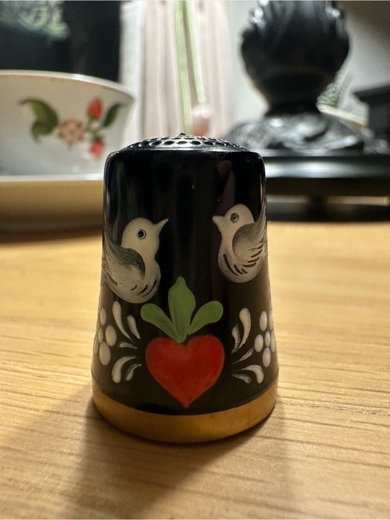 Other - Vintage black enamel bird & heart thimble folk art floral collectible